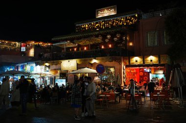 MARRAKESH, MOROCCO - 25 HAZİRAN 2023: Afrika 'nın Jemaa el-Fnaa kentindeki pazarlar kış günü.