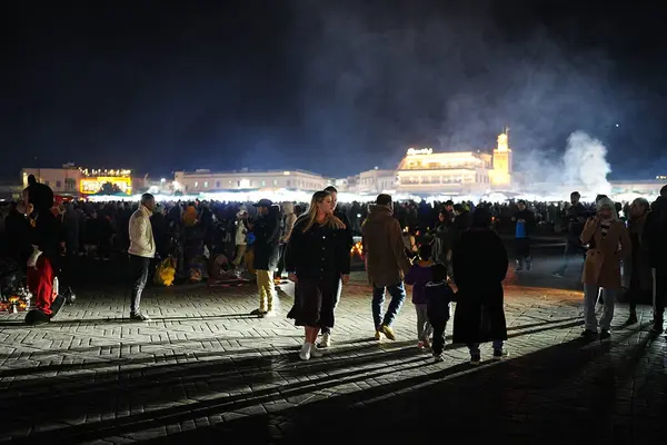 MARRAKESH, MOROCCO - 25 HAZİRAN 2023: Afrika 'nın Jemaa el-Fnaa kentindeki insanlar kış günü.