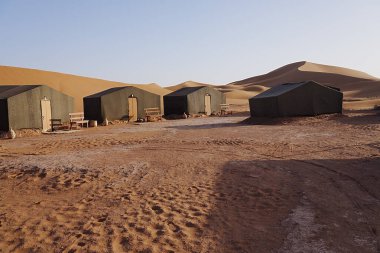 Afrika 'nın güneydoğu MoroCCO' da Sahara Çölü 'ndeki Erg Chigaga kum tepesi yakınlarındaki çadırın içinde, Ocak 2023' te güneşli bir kış günü açık mavi gökyüzü..