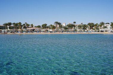 EGYPT 'deki Afrika SAFAGA şehrinde Kızıl Deniz' de panoramik manzara, Ocak 'ta 2024' te sıcak ve güneşli kış gününde açık mavi gökyüzü.