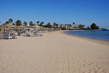 EGYPT 'deki Afrika SAFAGA şehrindeki Kızıl Deniz sahillerinde güneşlenme yerleri, Ocak' ta 2024 'te güneşli bir kış günü açık mavi gökyüzü..