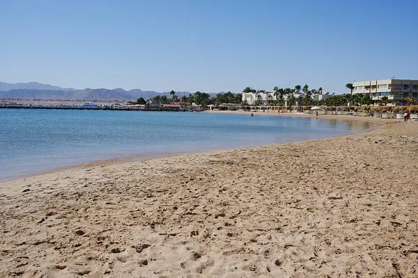 EGYPT 'deki Afrika SAFAGA şehrinde Kızıl Deniz' deki plaj manzarası, Ocak 'ta 2024' te sıcak ve güneşli bir kış günü açık mavi gökyüzü.