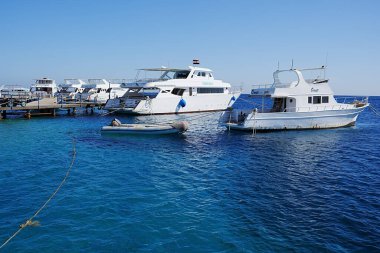 SAFAGA, EGYPT - 19 Ocak 2024: Afrika 'da Kızıldeniz' de lüks yatlar, ılık güneşli kış gününde açık mavi gökyüzü.