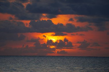Tanzanya 'daki Afrika Zanzibar adasında Hint Okyanusu üzerinde gün doğumu, 2024' te bulutlu hava, Temmuz 'da güneşli bir yaz günü..