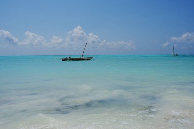 Hint Okyanusu 'ndaki Jambiani sahilinden Tanzanya' daki Afrika Zanzibar Adası 'nda görülen balıkçı teknesi, 2024' te güneşli bir yaz gününde açık mavi gökyüzü..