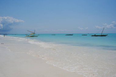 Tanzanya 'daki Afrika Zanzibar adasındaki Hint Okyanusu' ndaki Jambiani plajından egzotik manzara, 2024 'te güneşli bir yaz günü açık mavi gökyüzü..