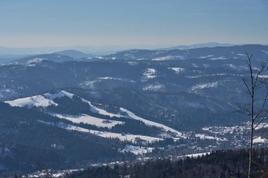 Polonya 'da Avrupa Bialy Krzyz yakınlarındaki Silezya Voyvoda Beskids Dağları, 2022' de açık mavi gökyüzü soğuk güneşli kış günü.