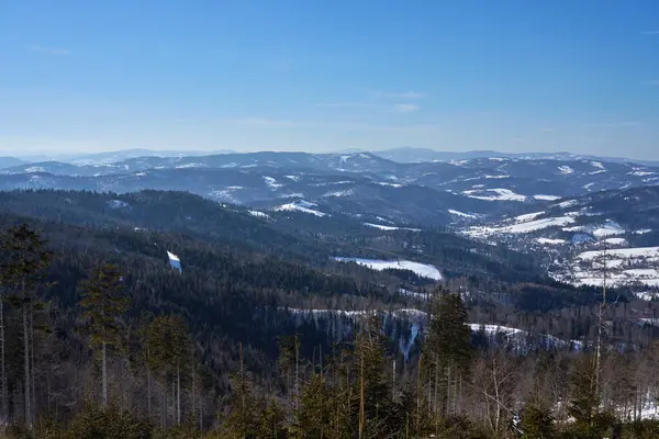 Polonya 'da Avrupa Bialy Krzyz yakınlarındaki Silezya Voyvoda Beskids Dağları Panoraması, 2022' de açık mavi gökyüzü, soğuk güneşli kış günü Şubat.