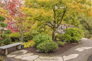 Gresham Oregon eyaletinde sonbaharda Japon bahçesi. 