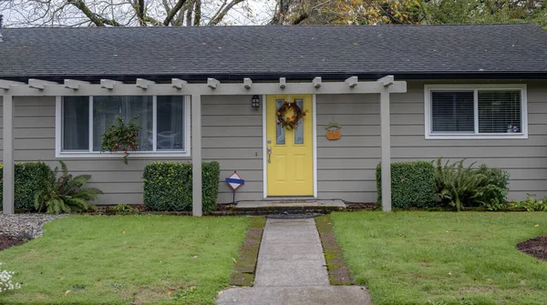 グリーシャム オレゴン州に黄色のドアの家 — ストック写真