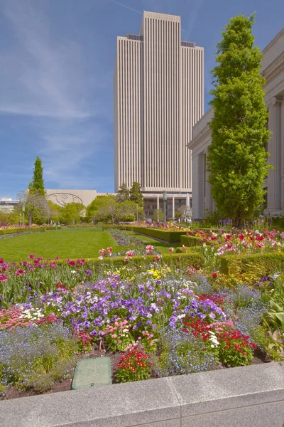 ソルトレイクシティ中心街の庭園と建物 モルモンビジネスセンター — ストック写真