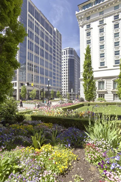 ソルトレイクシティ中心街の庭園と建物 モルモンビジネスセンターとシティビュー — ストック写真
