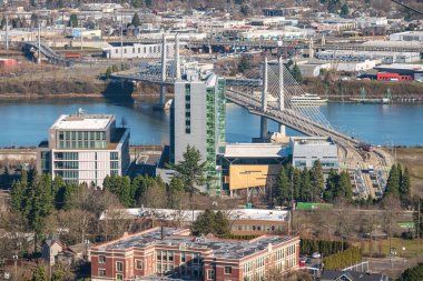 Tilikum köprüyü geçiyor ve Portland Oregon 'un çevresi. 