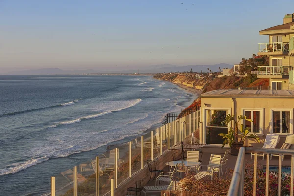 日落时的加利福尼亚海岸线 有住宅区后院 图库图片