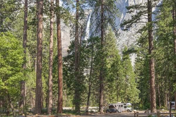 Yosemite Vallei Parkeerplaats Met Een Prachtig Uitzicht Het Omliggende Landschap — Stockfoto