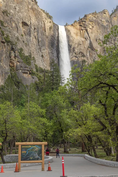 Bridalvet Πέφτει Στο Τοπίο Του Εθνικού Πάρκου Yosemite — Φωτογραφία Αρχείου