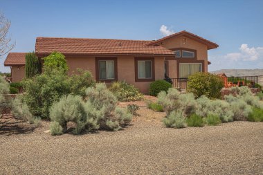 Powell Gölü 'ndeki evler ve konutlar Güney Utah manzarası.