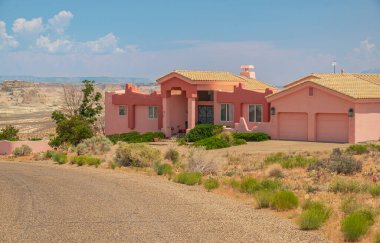 Powell Gölü 'ndeki evler ve konutlar Güney Utah manzarası.