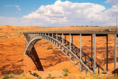 Köprü, Güney Utah eyaletindeki Glen Canyon Barajı 'ndan geçiyor..  