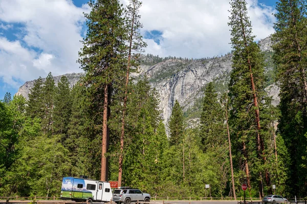 Yosemite Vallei Parkeerplaats Met Een Prachtig Uitzicht Het Omliggende Landschap — Stockfoto