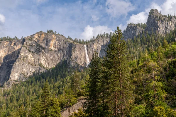 Yosemite Bergen Met Een Waterval Omliggende Bos Californische Staat — Stockfoto