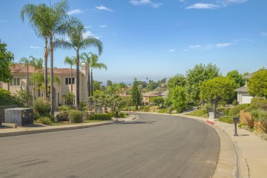 Monrovia California 'da bir tepeden sokak manzarası. 