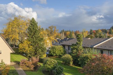 Gresham Oregon 'da sonbahar mevsimi bulutları ve doğa. 