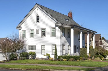 Washington eyaleti Tacoma 'nın bir banliyösünde beyaz bir ev..