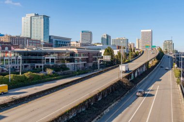 Tacoma şehir merkezi Washington sokak manzaralı otobanlar ve binalar.