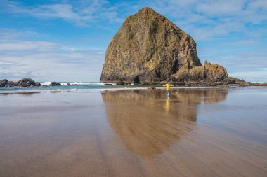 Canon Beach Oregon sahilindeki saman yığınını ziyaret ediyorum.. 