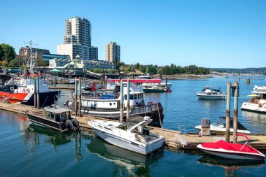 Nanaimo BC Kanada deniz manzaralı işletmeler ve marina mimarisi. 