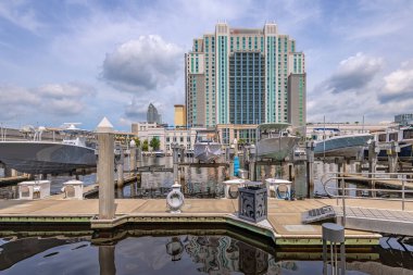 New High, Tampa Florida 'nın rıhtım yakınında kentsel gelişim ve yat limanında yükselişte.