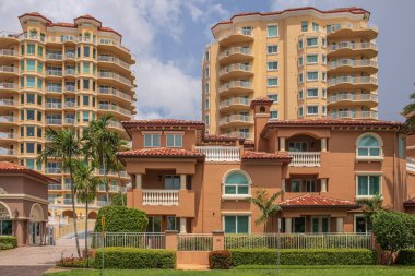 St. Petersburg Florida 'daki modern mimari konutlar ve apartmanlar.