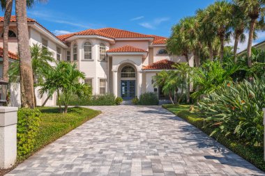 Florida eyaletinin St. Petersburg banliyölerinde modern İspanyol tarzı mimari.