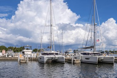 Yatlar ve Catamaranlar St. Petersburg Florida eyaletinde şehir merkezindeki bir marinada demirlediler.. 