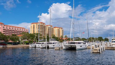 St. Petersburg 'da şehir merkezindeki bir marinada demirlemiş yatlar ve Catamaranlar..