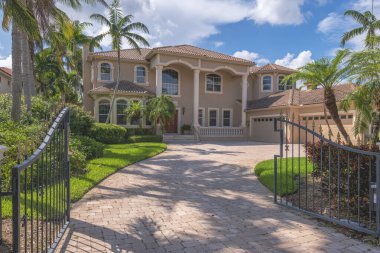 Florida eyaletinin St. Petersburg banliyölerinde modern İspanyol tarzı mimari.