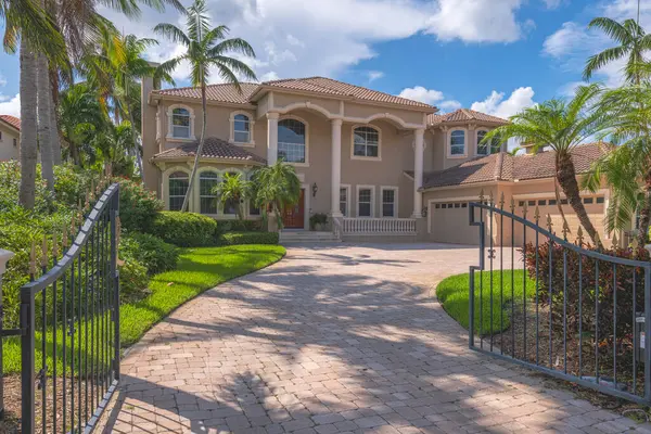 Florida eyaletinin St. Petersburg banliyölerinde modern İspanyol tarzı mimari.