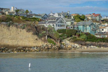 Kaliforniya 'nın orta kesimindeki Capitola' nın su yazı tipi kasabasının manzarası.