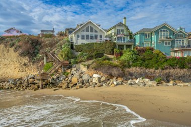 Kaliforniya 'nın orta kesimindeki Capitola' nın su yazı tipi kasabasının manzarası.