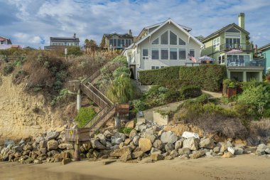 Kaliforniya 'nın orta kesimindeki Capitola' nın su yazı tipi kasabasının manzarası.