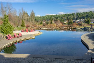 Göldeki yansımalar ve Nehaleh Washington eyaleti çevresindeki manzaralar.