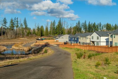 Tehaleh Washington 'da bir orman ve göletin kıyısındaki mahalle.. 