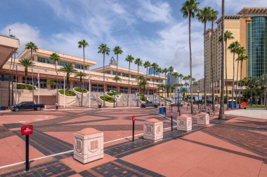 Tampa Kongre Merkezi binası ve rıhtım yakınlarındaki işletmeler.