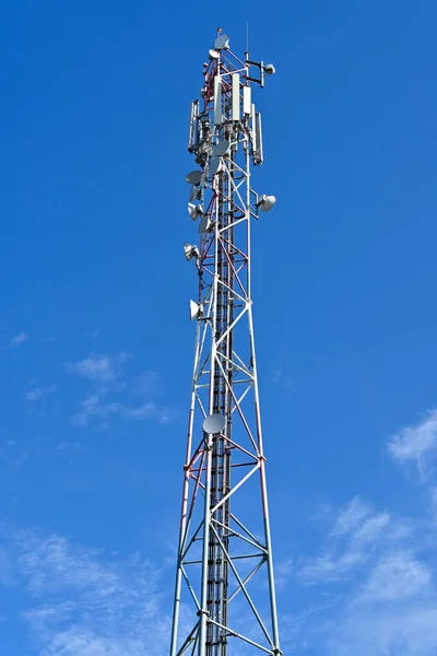 Çek Cumhuriyeti 'ndeki cep telefonu şebekelerinin antenlerini taşıyan bir telekomünikasyon kulesinin tepesinde.