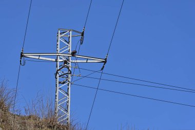 Çek Cumhuriyeti 'ndeki 110 kV' lik elektrik hattı için tepedeki basit direğin tepesinde..