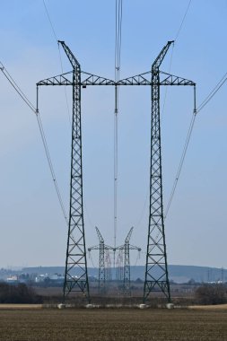 Çek Cumhuriyeti 'nde yüksek voltaj iletim hattı için sütunları olan kırsal alan