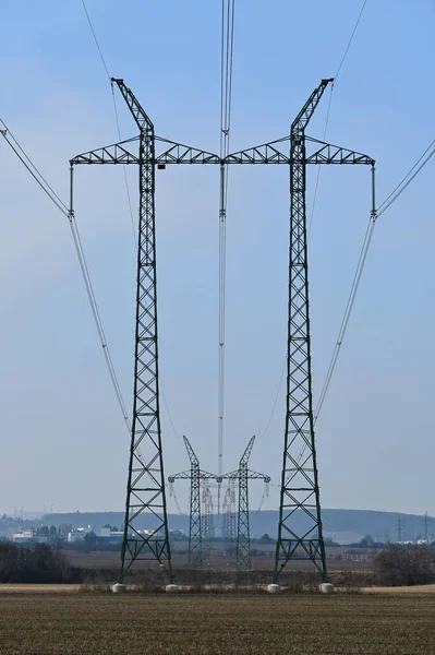 捷克共和国农村地区的高压电传输线塔架景观 — 图库照片