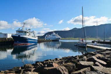 Grundarfjordur, İzlanda - 15 Ağustos 2022: Gemiler İzlanda 'da küçük bir limana demirlediler