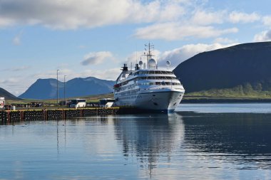 Grundarfjordur, İzlanda - 15 Ağustos 2022: İzlanda 'da küçük bir limana demirlemiş bir yolcu gemisinden turistler karaya çıktı.